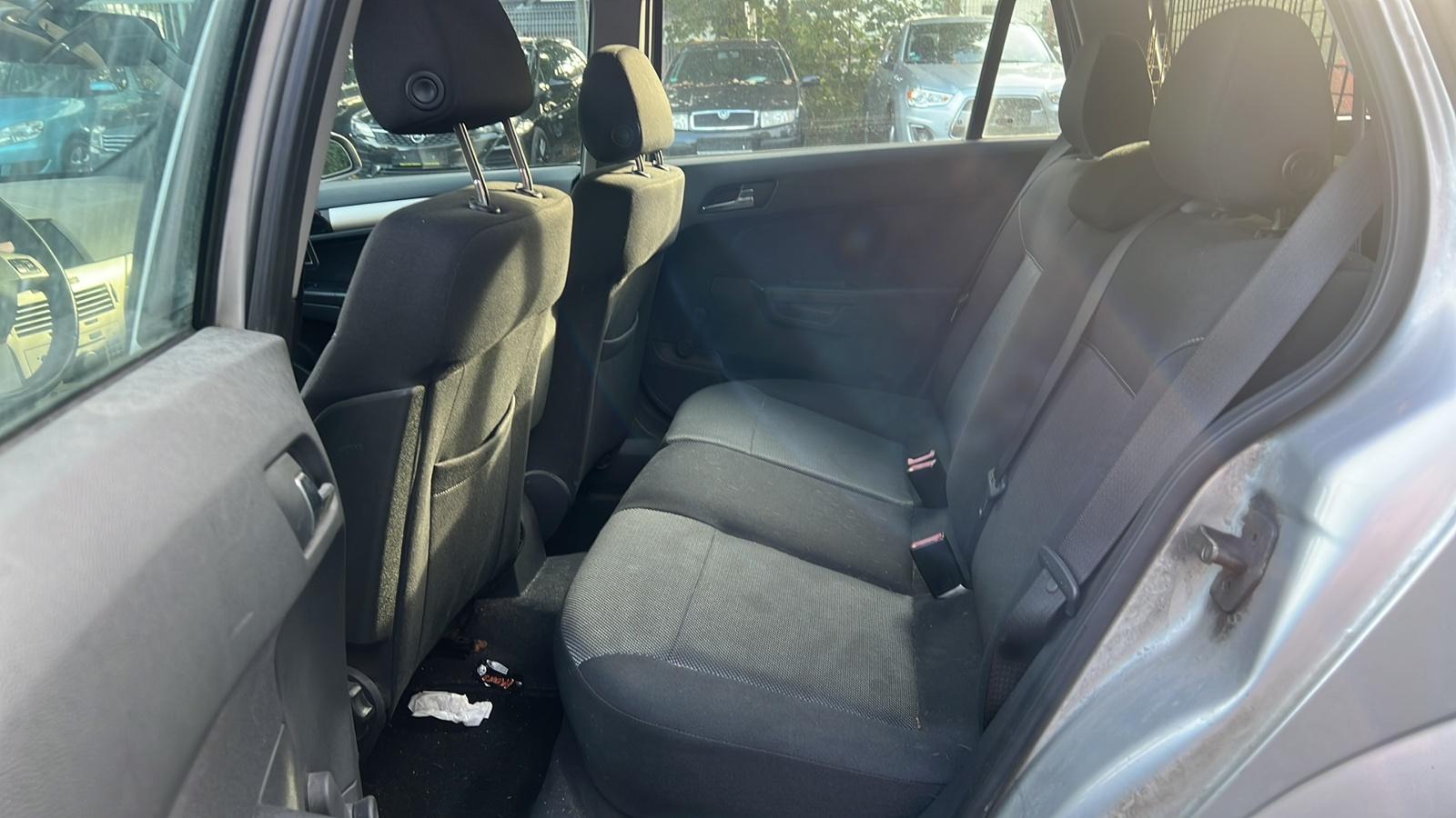 Opel Astra 2008 — photo 18
