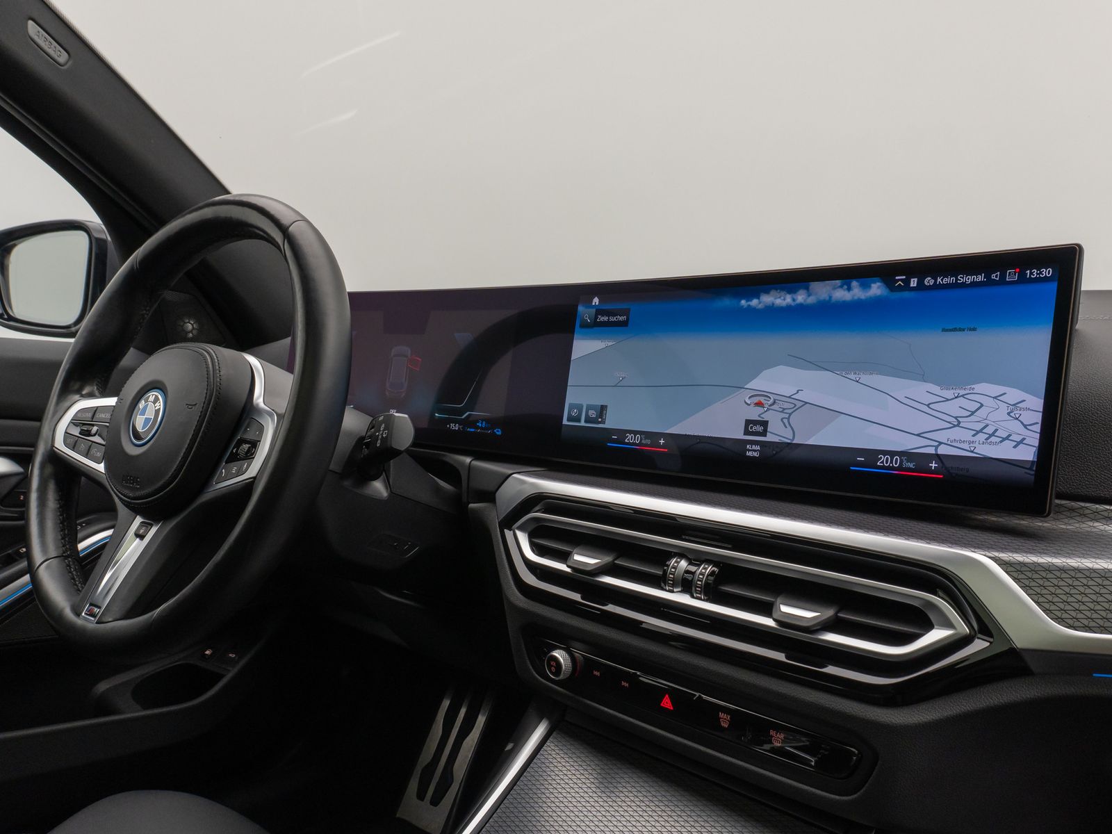 Fahrzeugabbildung BMW 330e xD M Sport Panorama Kamera HUD H/K AHK 19"