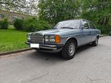 Mercedes-Benz W123 230E Limousine - Mercedes-Benz 230 in Duisburg