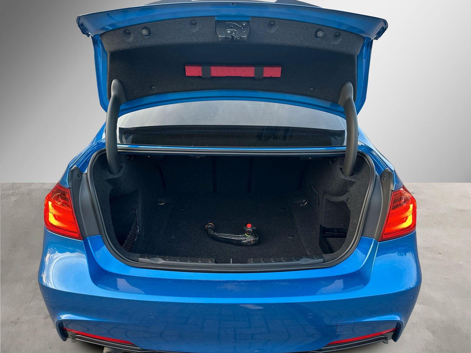 Fahrzeugabbildung BMW 320 i *M-Paket*Alcantara*Head-Up*Ambiente*