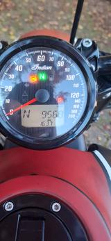 Indian Scout Bobber Custom Umbau im Deadpool Stil - INDIAN SCOUT Motorrad