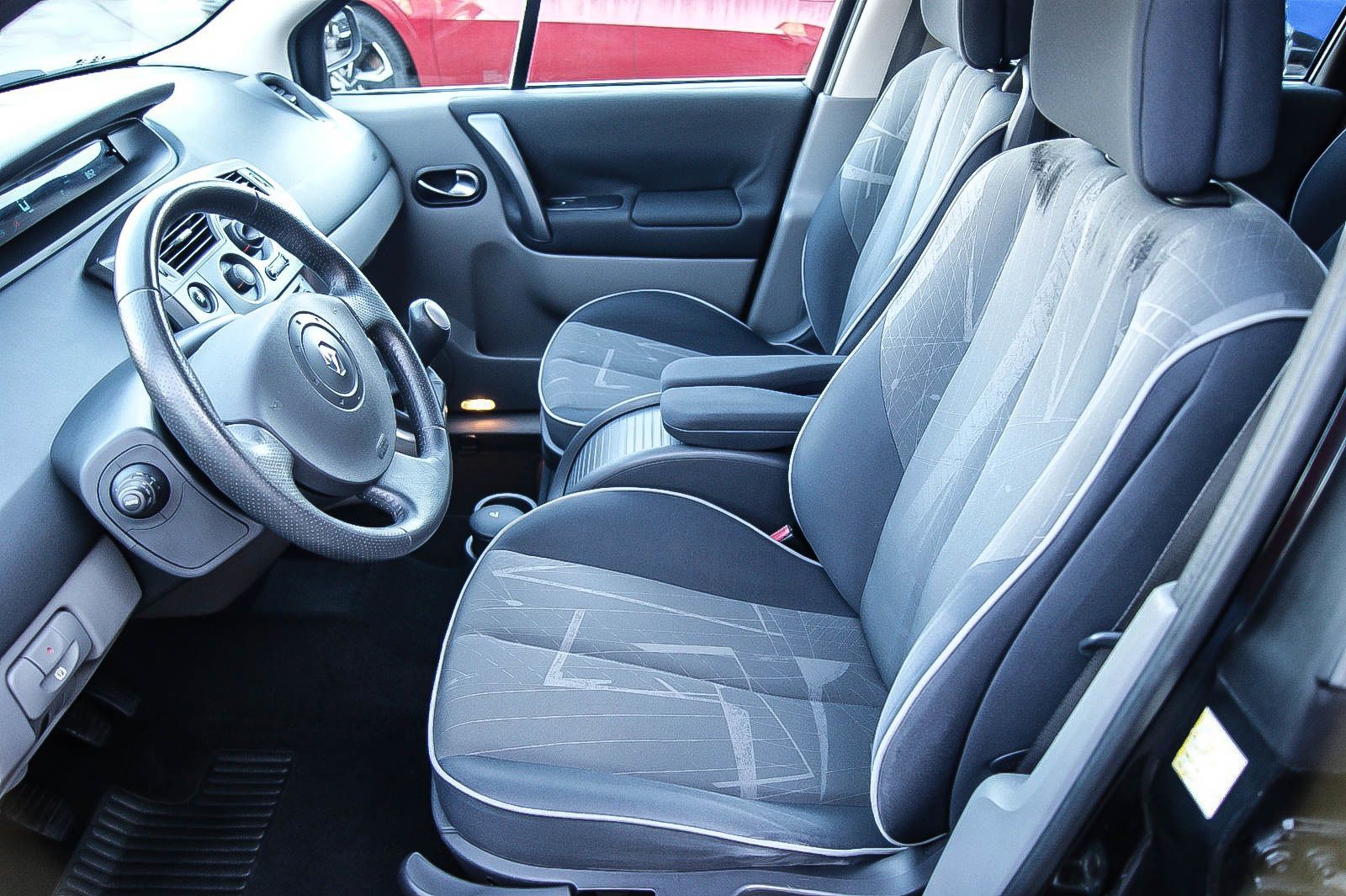 Fahrzeugabbildung Renault Scenic II 1.6i Dynamique Confort Klima