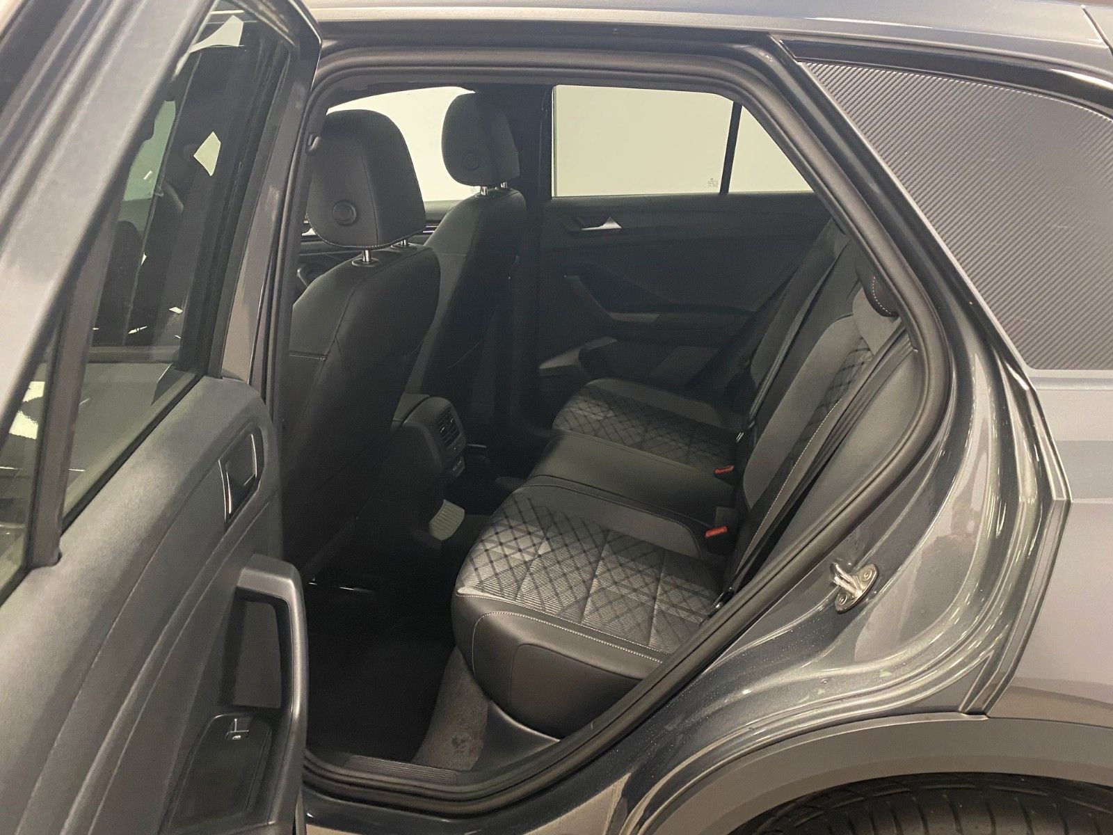 Fahrzeugabbildung Volkswagen T-Roc 2.0 TSI DSG 4MOTION R-Line+AHK+Black Style