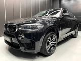 BMW X6 M  - schwarze BMW X6 M