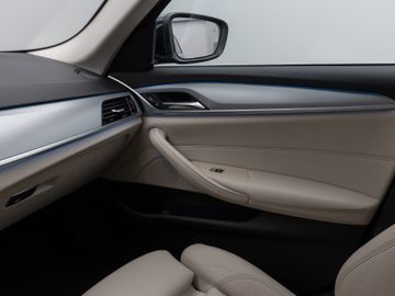 Fahrzeugabbildung BMW 530e Tour HUD Laser Sportsitz Komfortzugang