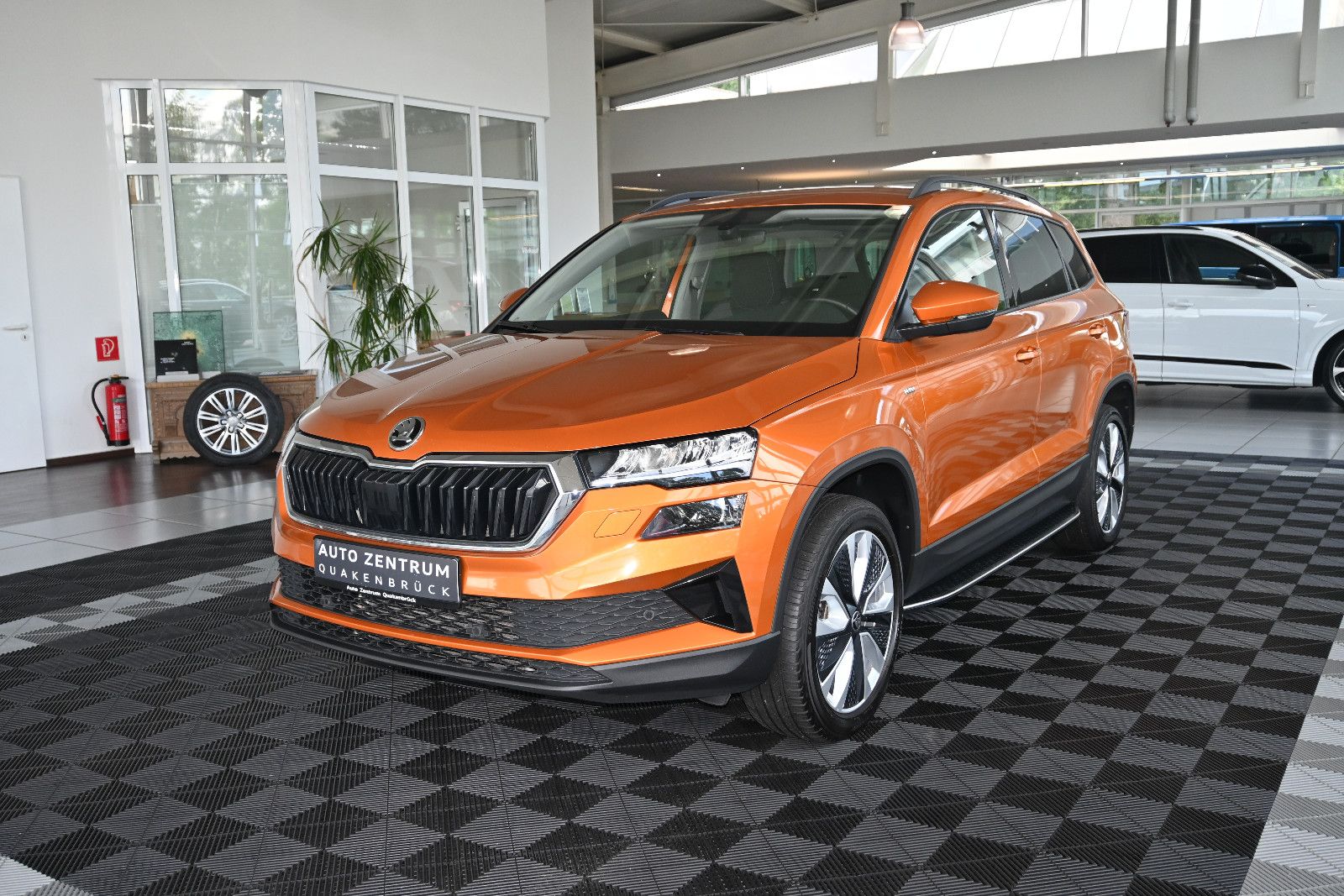 Skoda Karoq 1.5 TSI Tour LED Navi Cam Virtual AHK 18" imagem 3
