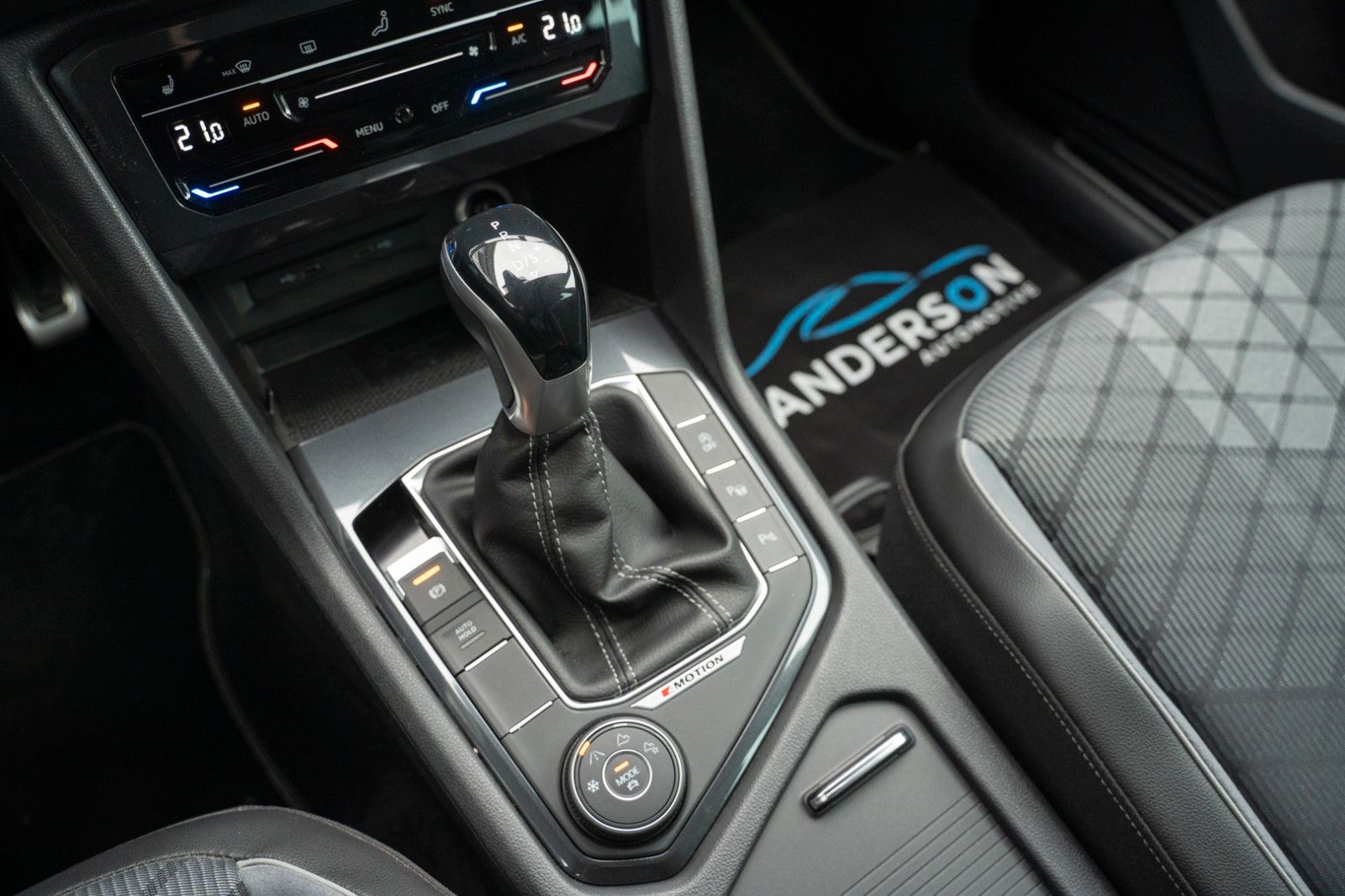 Fahrzeugabbildung Volkswagen TIGUAN 2.0 TDI R-LINE 4M MATRIX KAM DCC AHK
