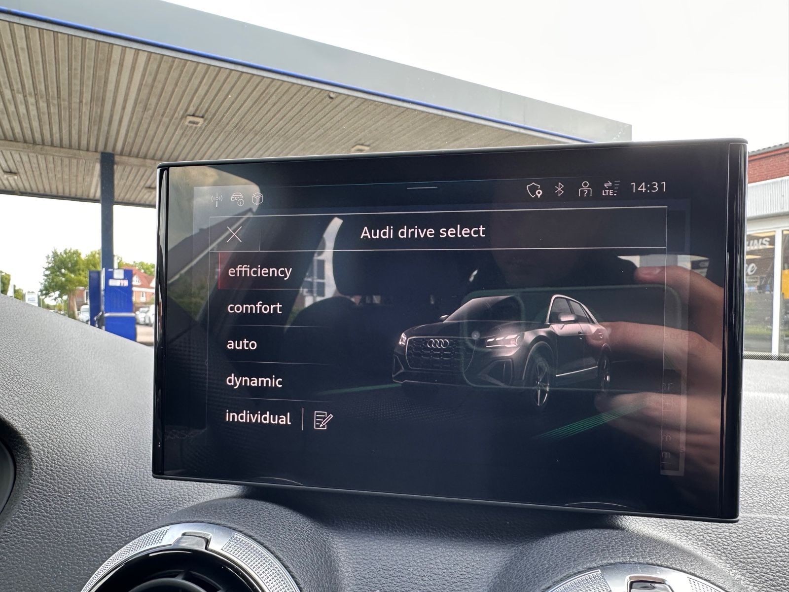 Fahrzeugabbildung Audi Q2 35 TDI S line S Tronic Matrix/Black/APP/Navi