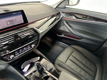 Fahrzeugabbildung BMW 540i xD DAB Alarm 360°H/K HUD 20" LiveCockpitPro
