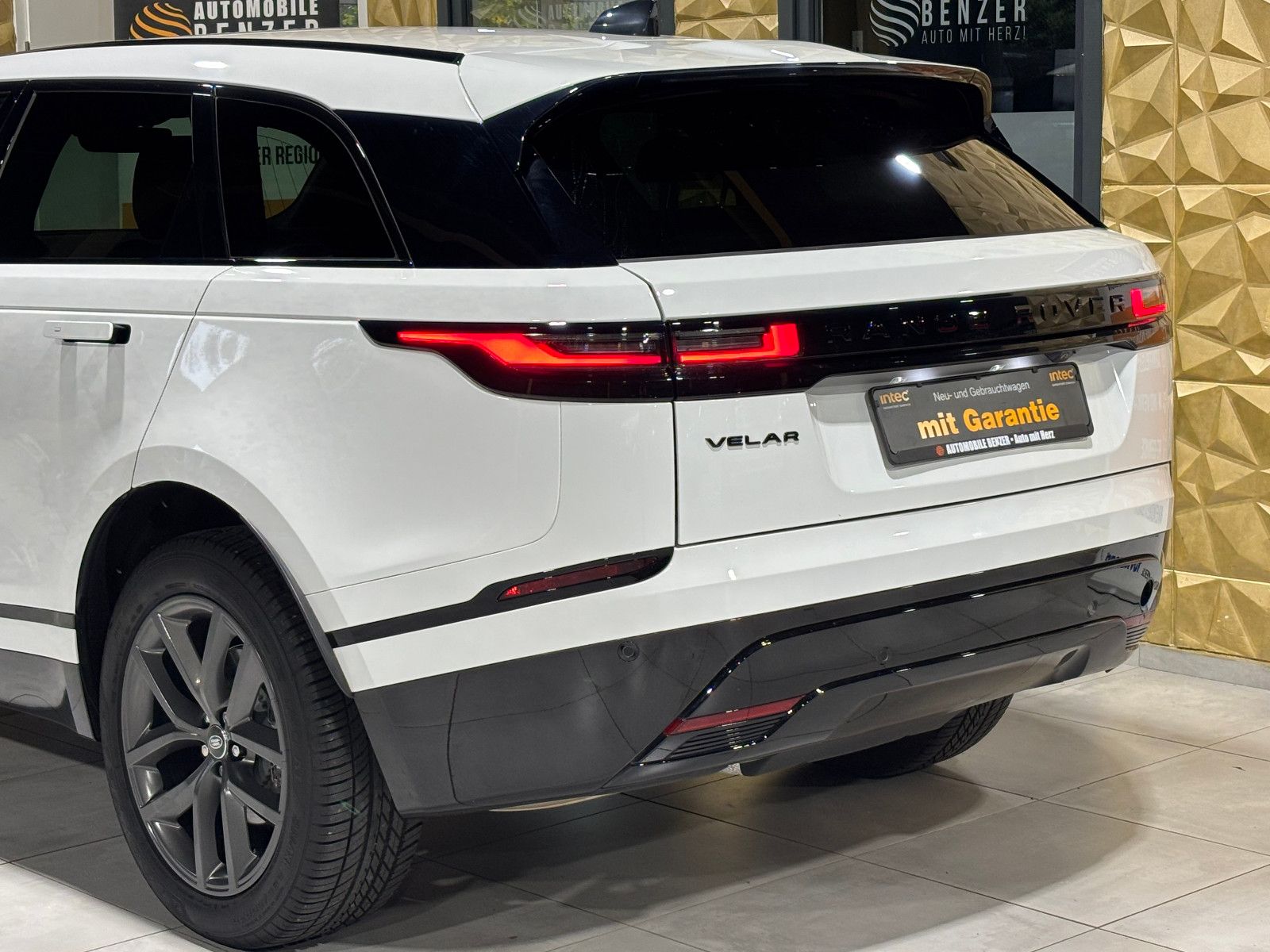 Fahrzeugabbildung Land Rover Range Rover Velar R-Dynamic/KAMERA/Design-Paket