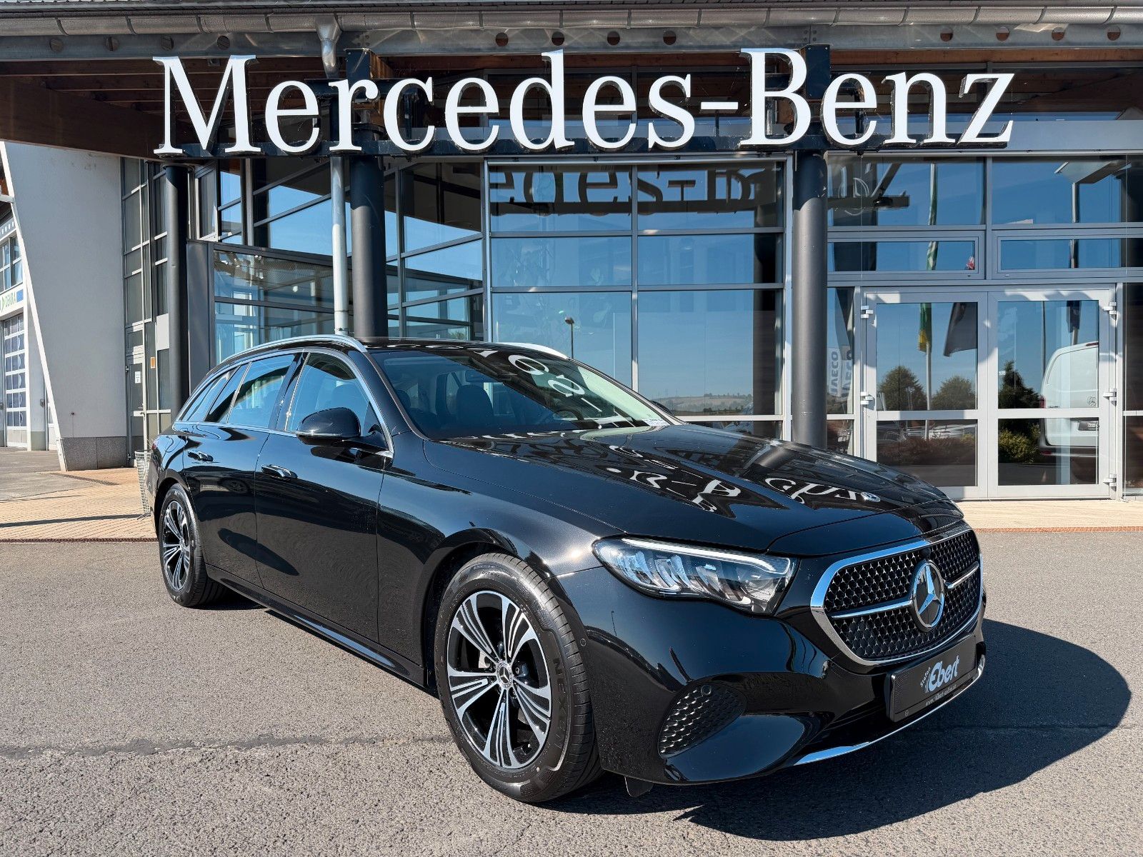 Fahrzeugabbildung Mercedes-Benz E 200 T AVANTGARDE+DISTR+MBUX+AHK+KEYL+LED+TOTW+