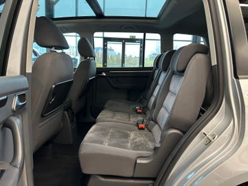 Volkswagen Touran Highline DSG *PANO*SHZ*NAVI*PDC*TEMPOMAT*