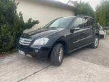 Mercedes-Benz ML 280 CDI 4MATIC - - schwarze Mercedes-Benz ML 280