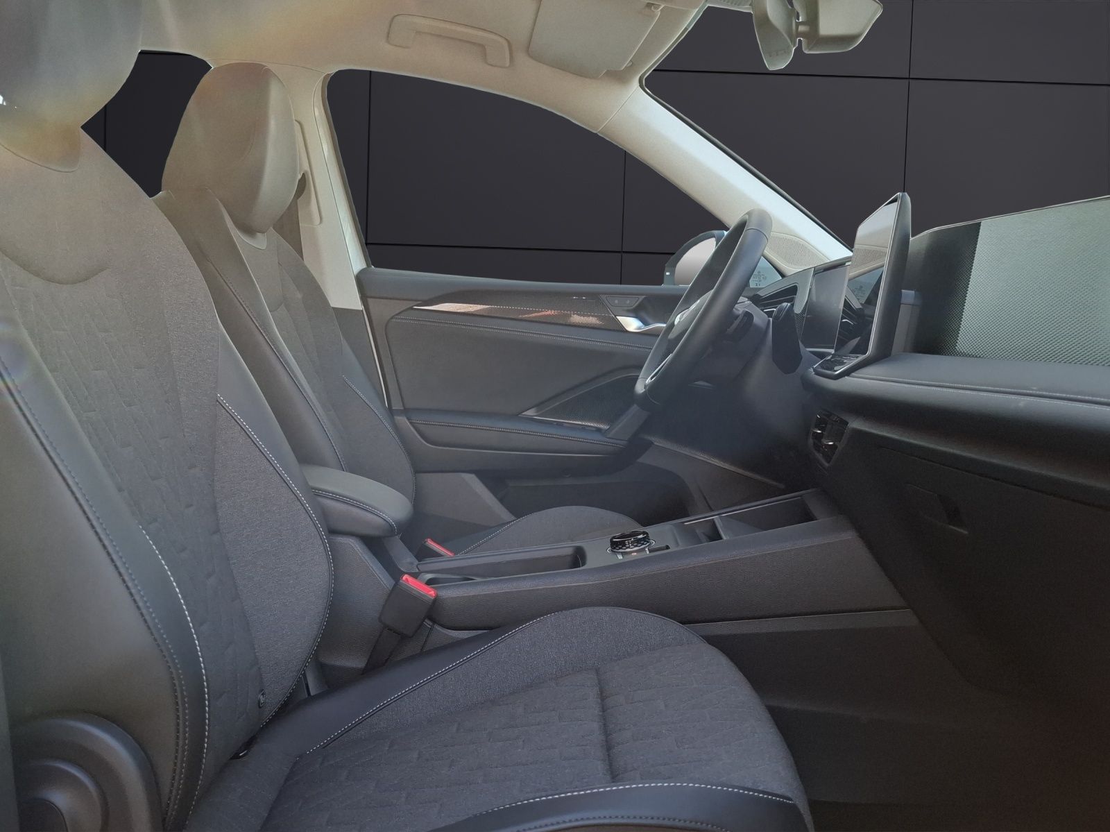 Fahrzeugabbildung Volkswagen Tiguan eTSI Life DSG LED AHK Navi AID ACC RFK SH