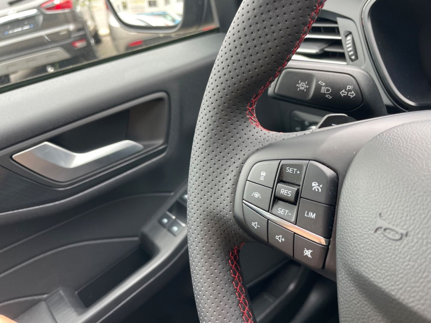 Fahrzeugabbildung Ford Kuga ST-Line X LED B&O elek Sitze und Heckkl