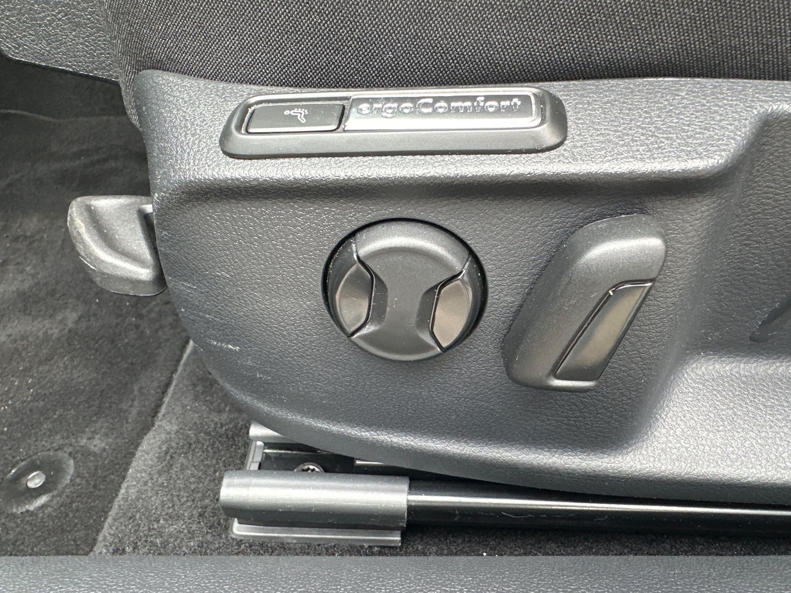 Fahrzeugabbildung Volkswagen Passat Variant GTE NAV+LED+ACC+AHK+17ZOLL+KAMERA