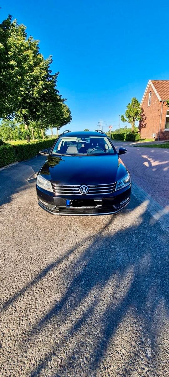 Volkswagen Passat 2012 — rear view