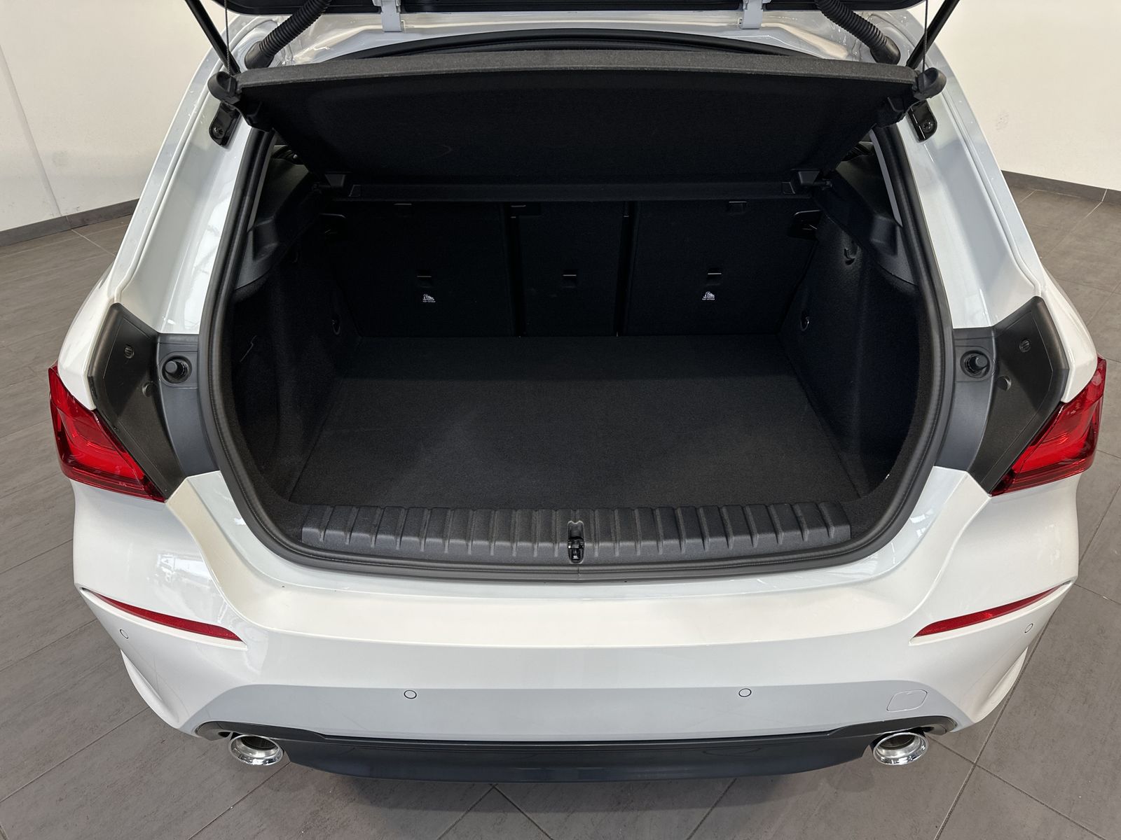 Fahrzeugabbildung BMW 118d Aut. Sport-Line NAV+LED+AHK+PDC+17ZOLL+2HD