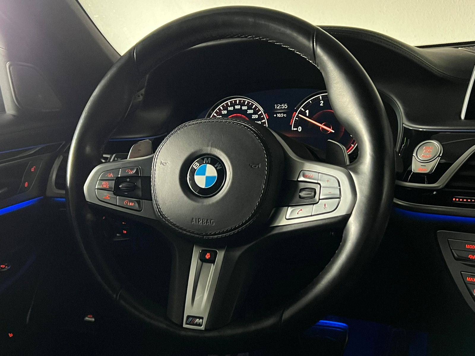 Fahrzeugabbildung BMW 750 d xDrive M SPORT/LASER/EXECUTIVE PRO/FROZEN