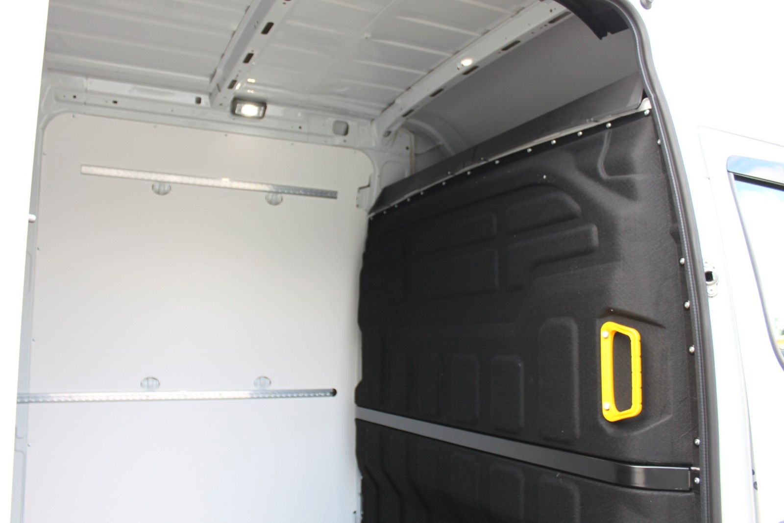 Fahrzeugabbildung Iveco Daily Kasten 35S16 Holzboden/Verkleidung/Airline