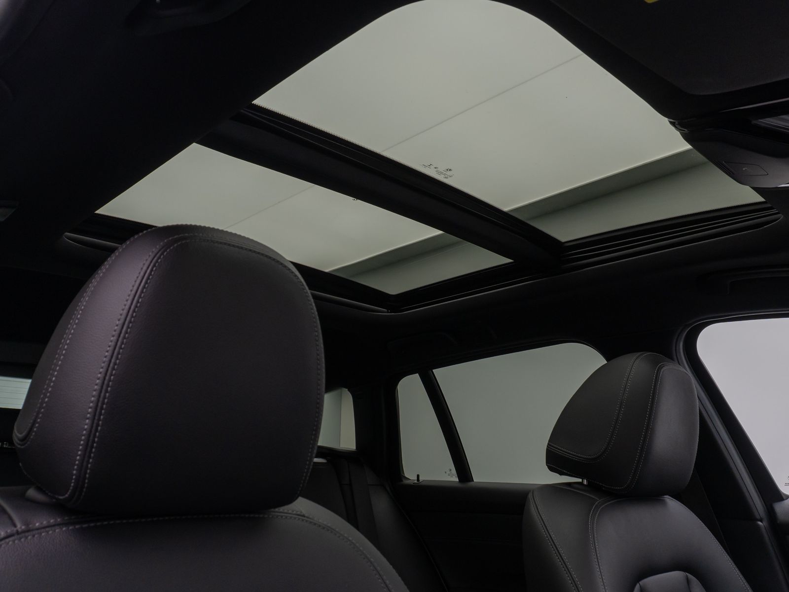 Fahrzeugabbildung BMW 320d Panorama HiFi PDC LED Geschwindigkeitsreg