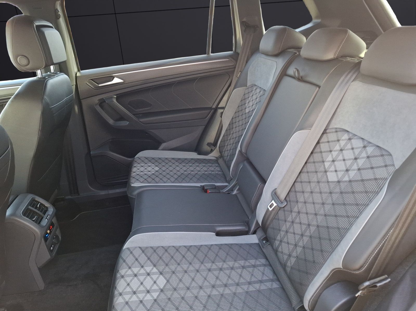Fahrzeugabbildung Volkswagen Tiguan Allspace TDI R-Line DSG 4M Matrix AHK Nav