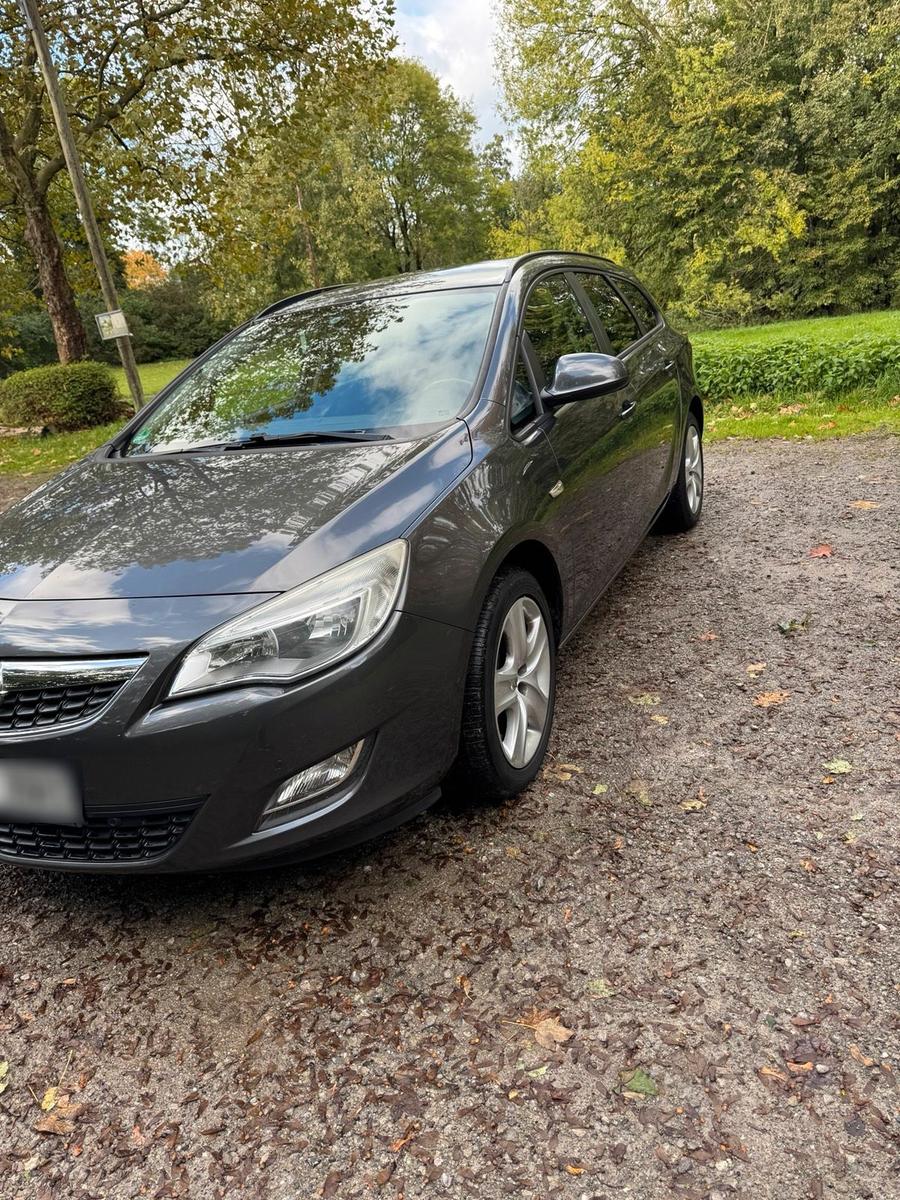 Opel Astra 2012 — interior