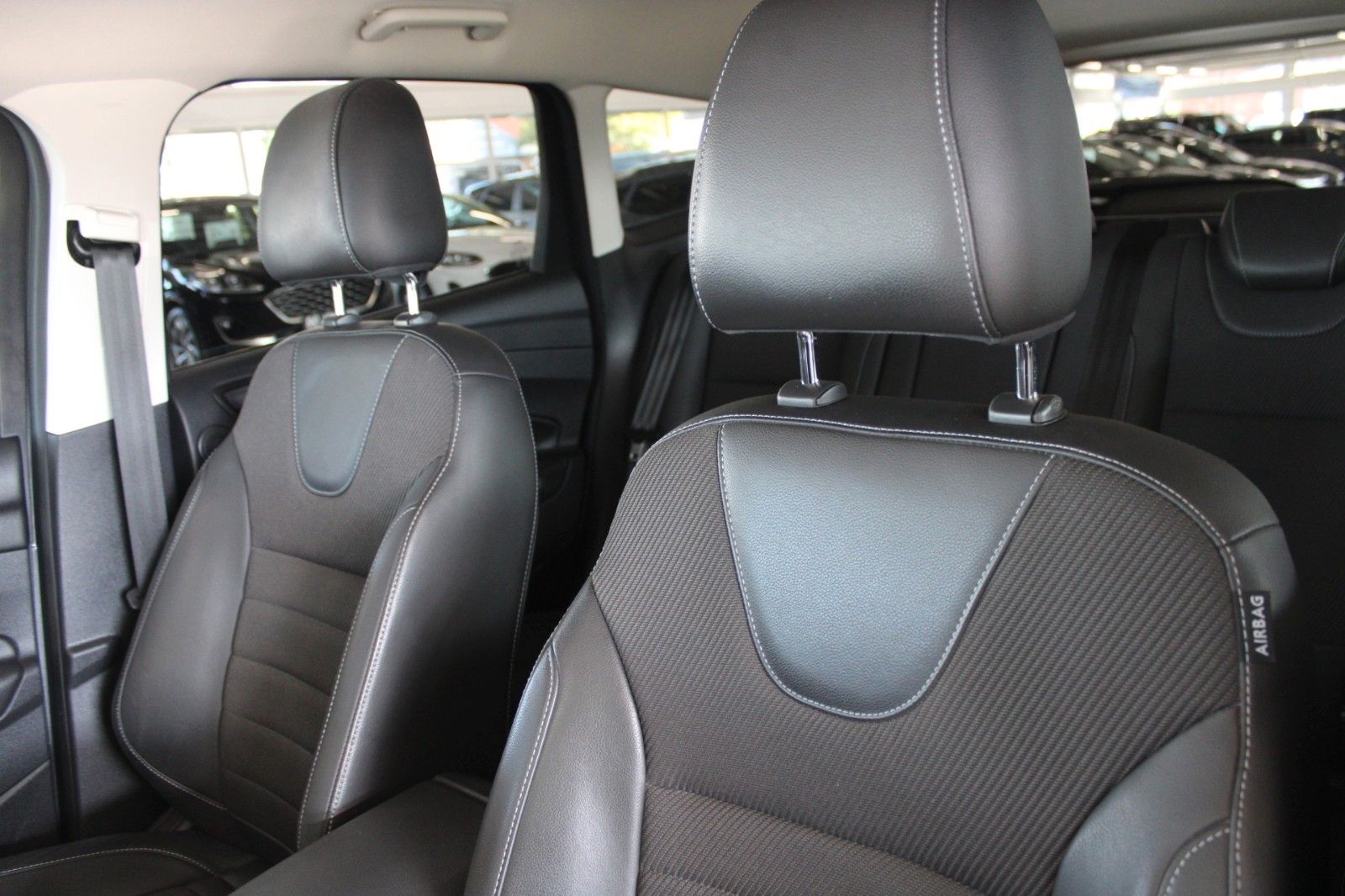 Fahrzeugabbildung Ford Kuga Individual NAVI XENON WinterPaket 1.Hand