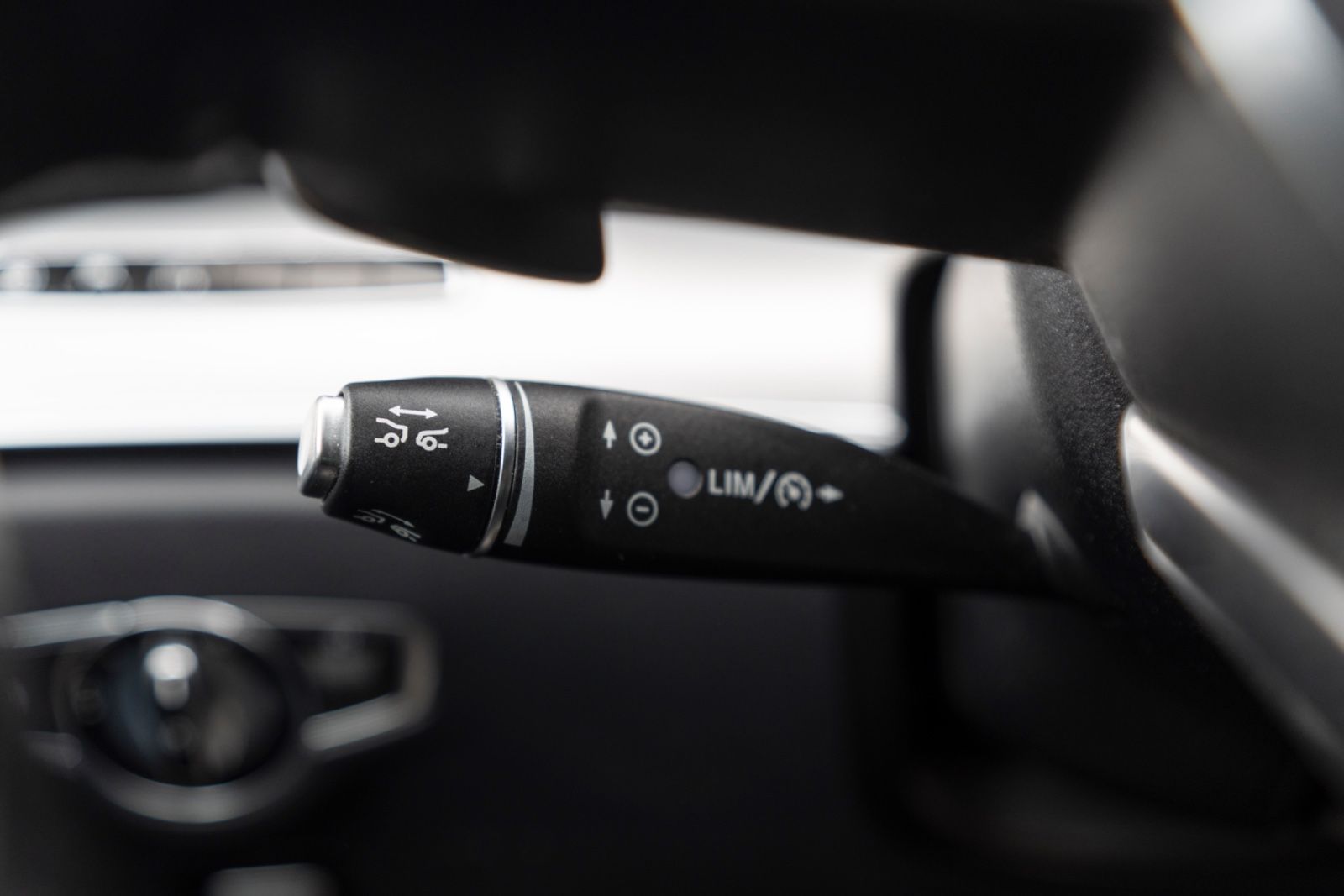 Fahrzeugabbildung Mercedes-Benz E 400 AMG 4MATIC LED KAM NAV ALC 8FACH AHK ACC