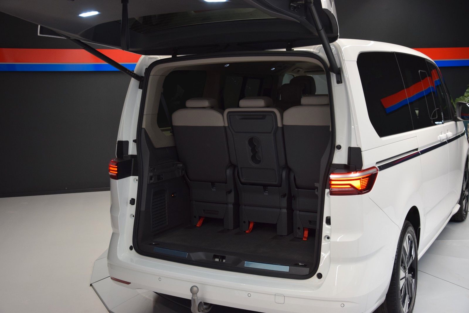 Fahrzeugabbildung Volkswagen T7 Multivan Style lang ACC Matrix vis-a-vis AHK