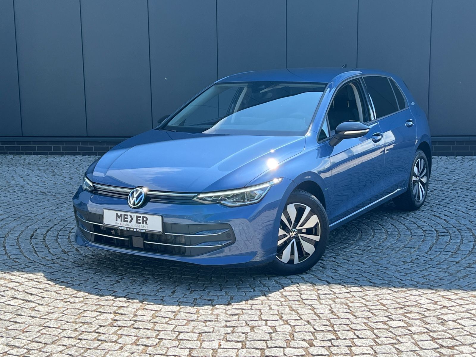 Fahrzeugabbildung Volkswagen Golf VIII Life 2.0 TDI DSG *AHK,LED,ACC,Navi,Kam