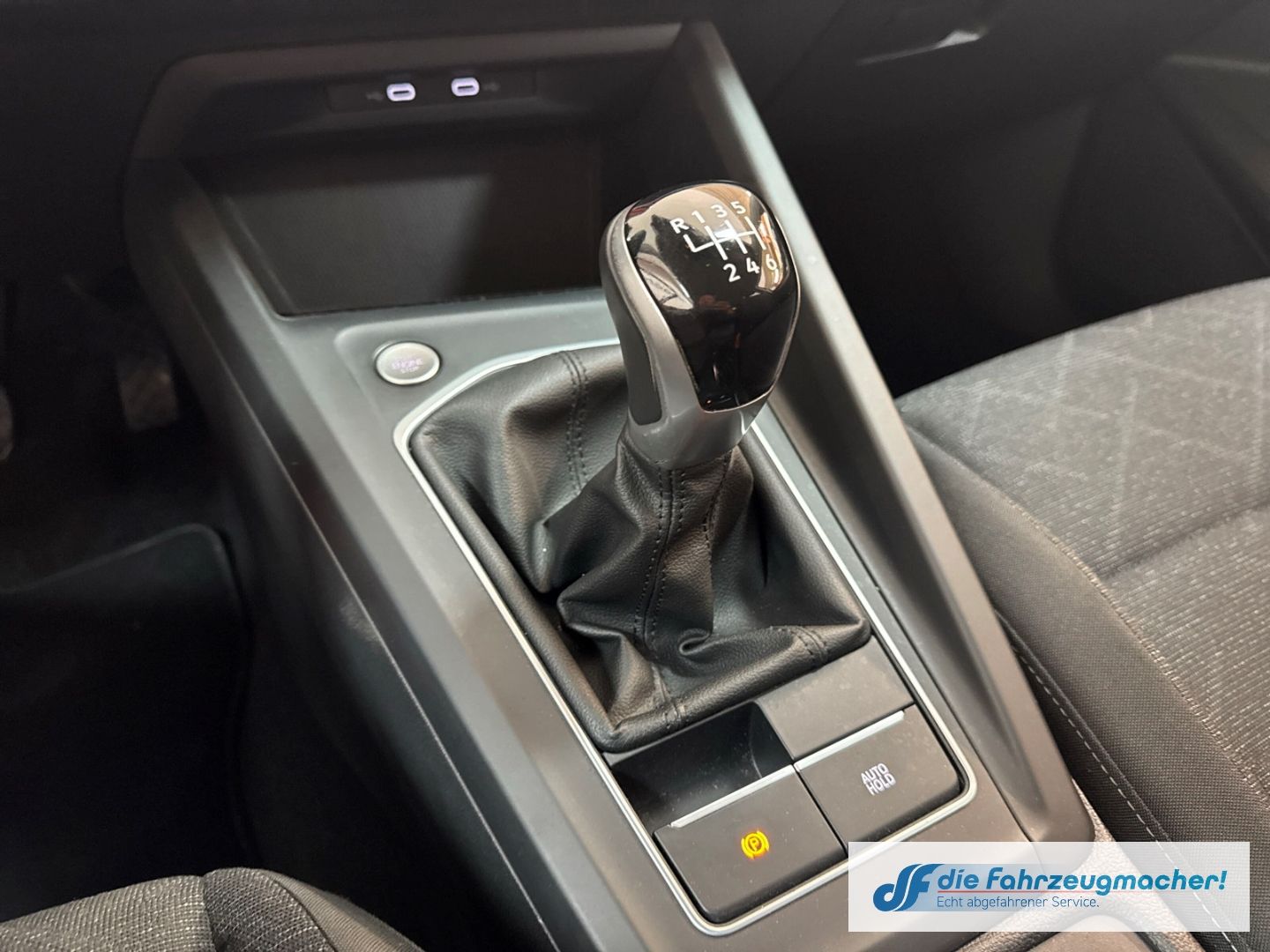 Fahrzeugabbildung Volkswagen Golf VIII Variant Life 1.0 TSI EU6d Digitales Co