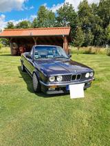 BMW 320 i Cabrio Oldtimer - BMW 320 Cabrio 1988 320i mit Benzin-Antrieb