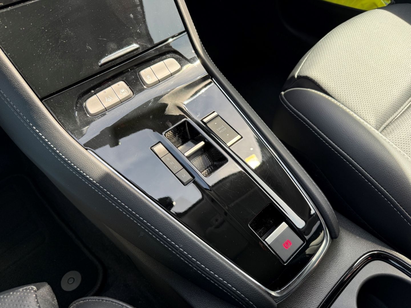 Fahrzeugabbildung Opel Grandland Ultimate 1,2T Navi+Leder+Sitzbelüftung