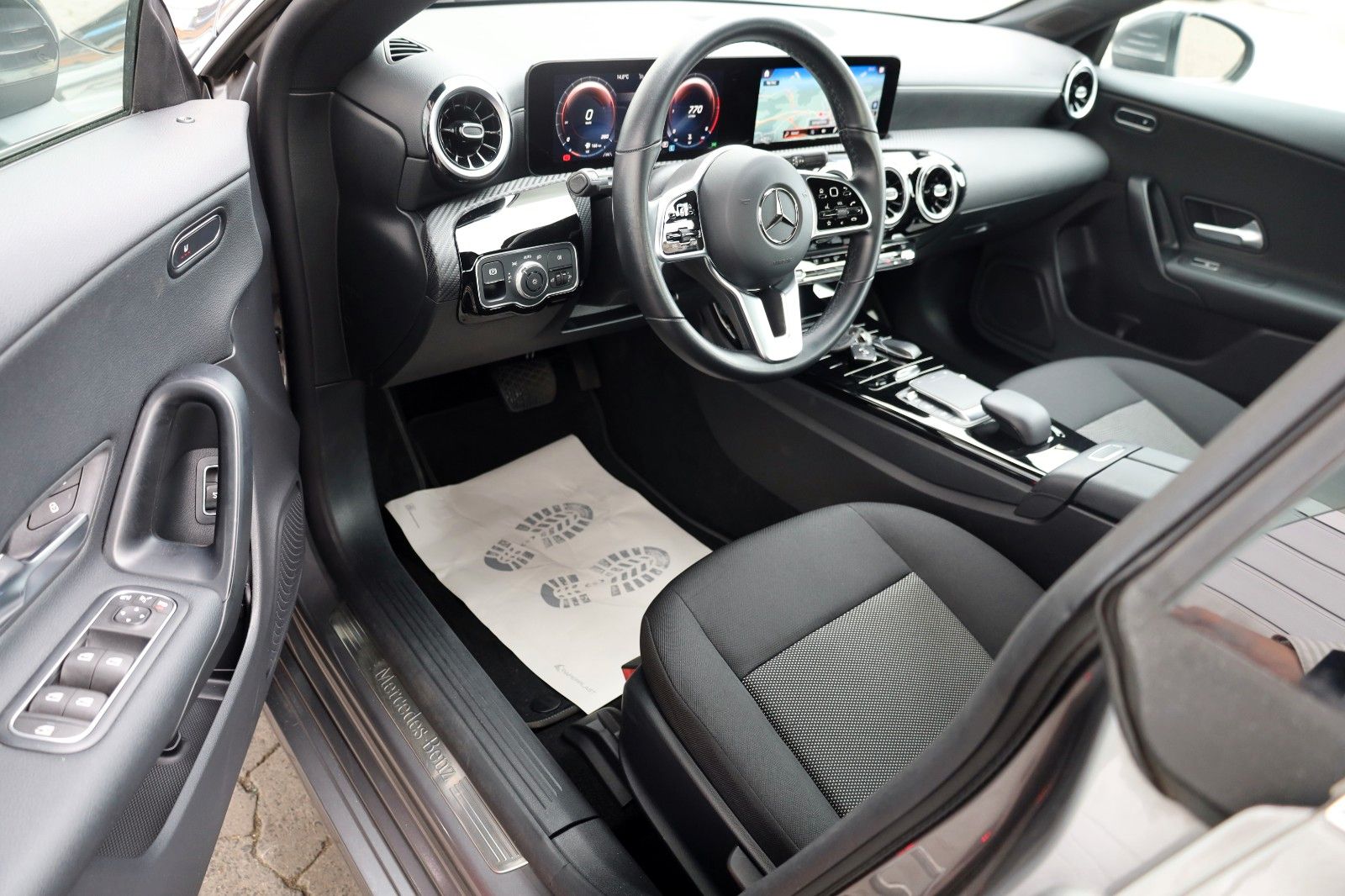 Fahrzeugabbildung Mercedes-Benz CLA 200 d, Navi, SH, Carplay, Kamera, Widescreen