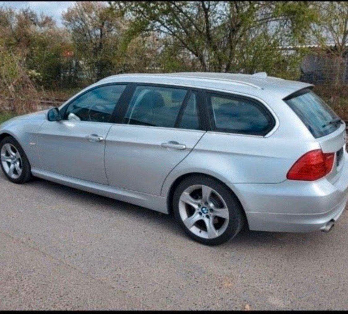 BMW 318 2011 — rear view