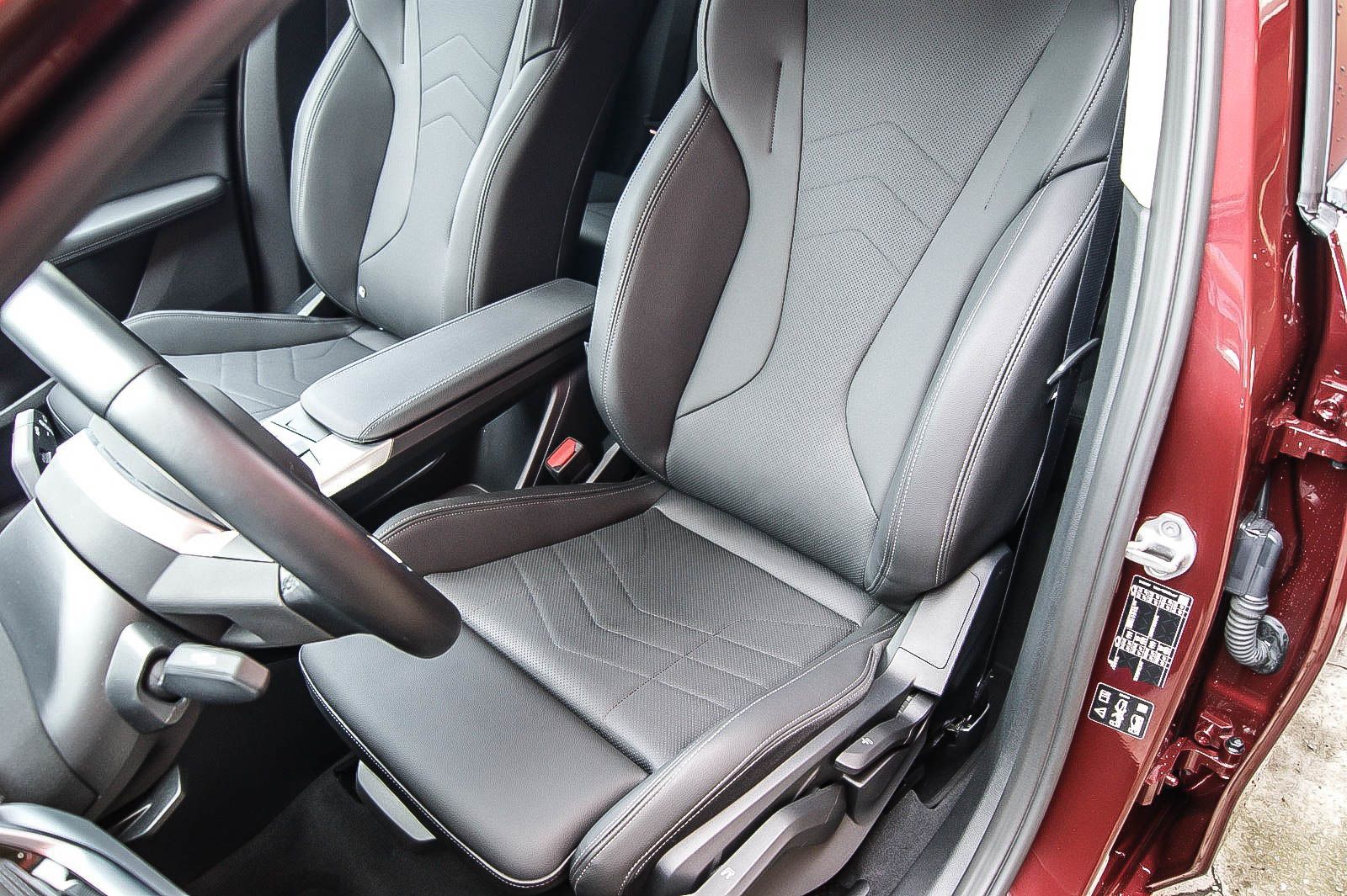Fahrzeugabbildung BMW 223 Active Tourer i xDrive LEDER HEAD-UP WINTER