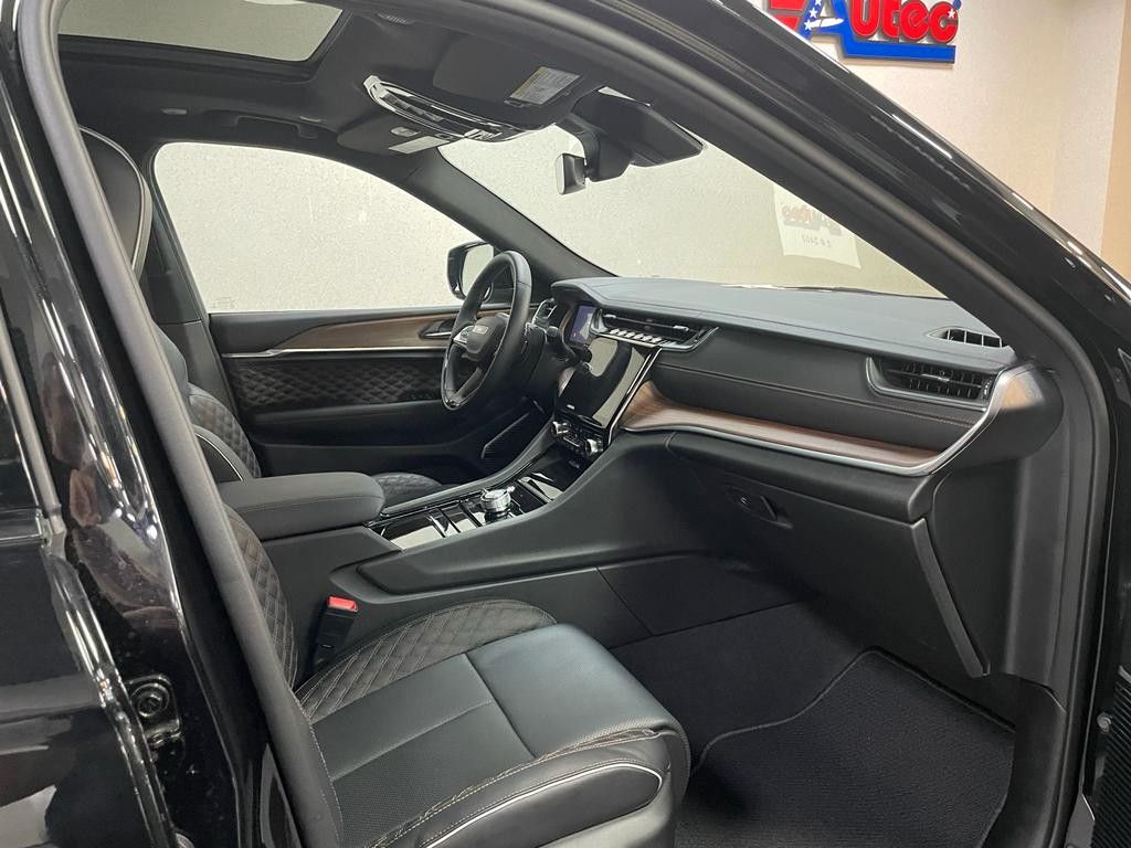 Fahrzeugabbildung Jeep JEEP GRAND CHEROKEE -L- SUMMIT  5.7L-V8