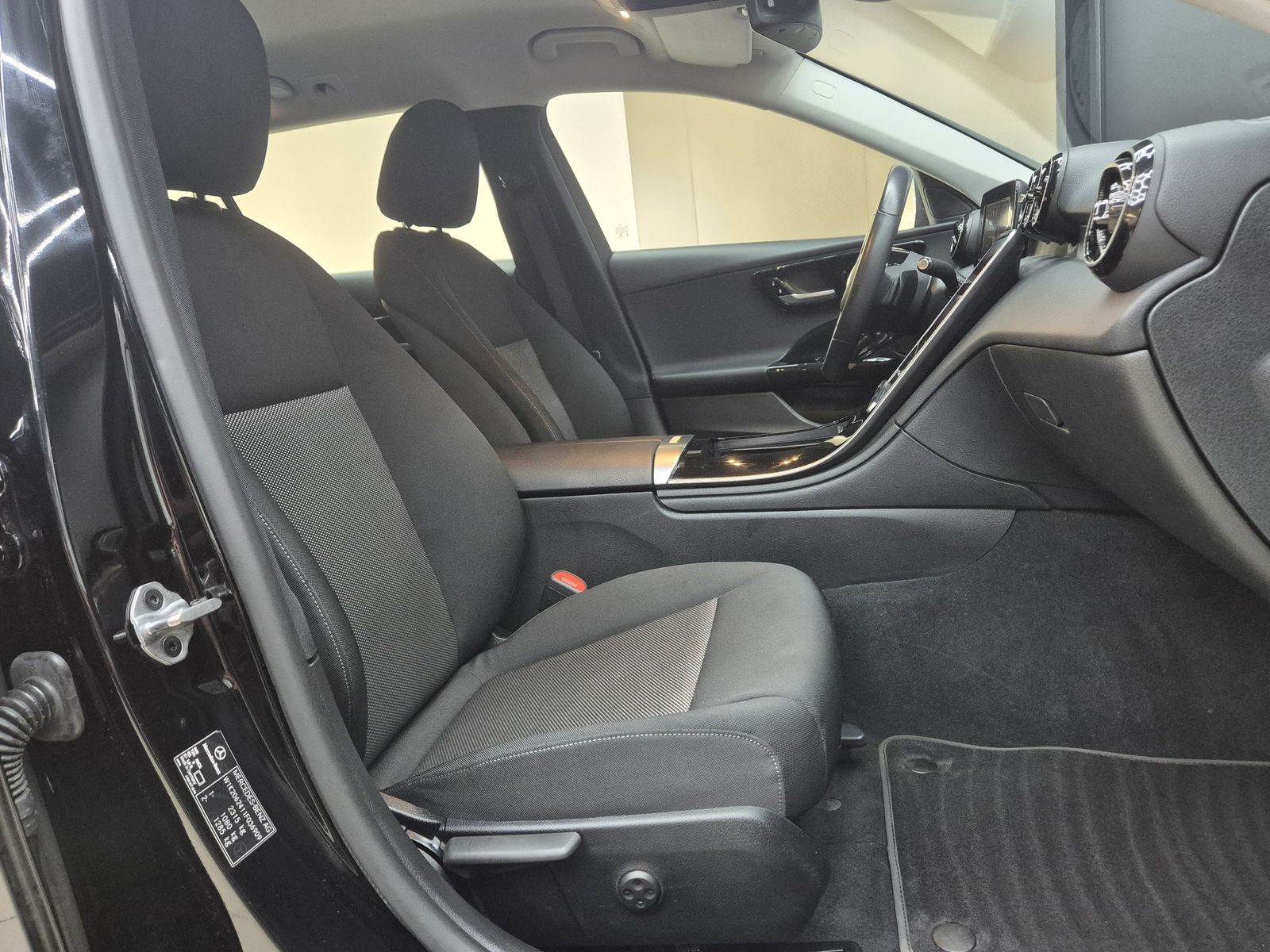Fahrzeugabbildung Mercedes-Benz C 180 T CGI 9G NAVI+LED+SHZ+KAMERA+TEMP+DAB+LM