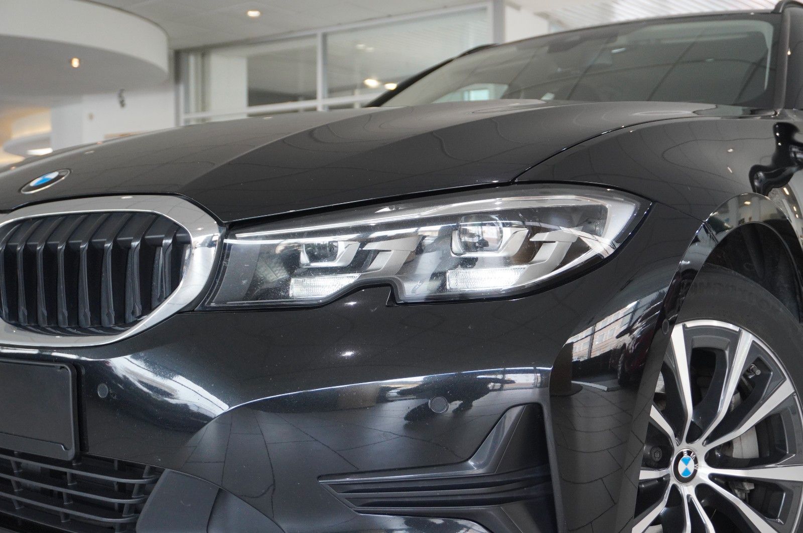 Fahrzeugabbildung BMW 330D TOURING X-DRIVE NAVI/LED/KAMERA/VIRT./SPORT