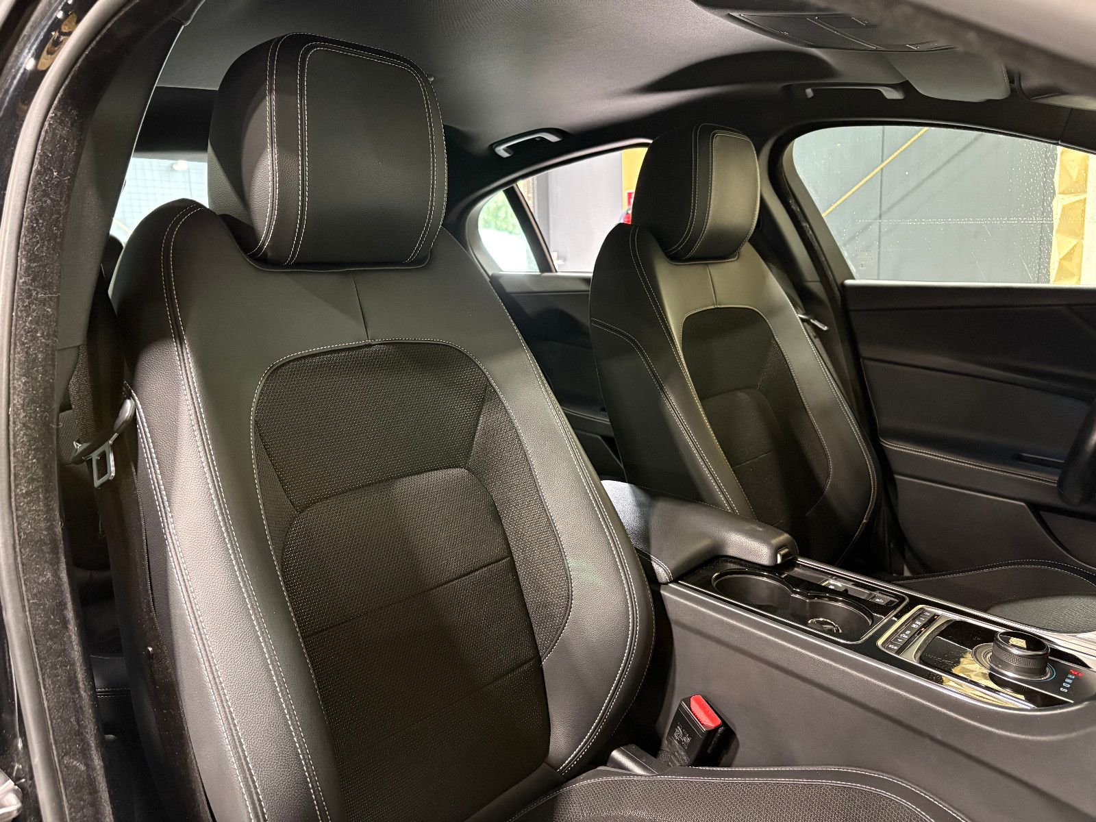 Fahrzeugabbildung Jaguar XE /TEMPOMAT/NAVI/SHZ/KLIMA/BI-XENON/SPURHALTE