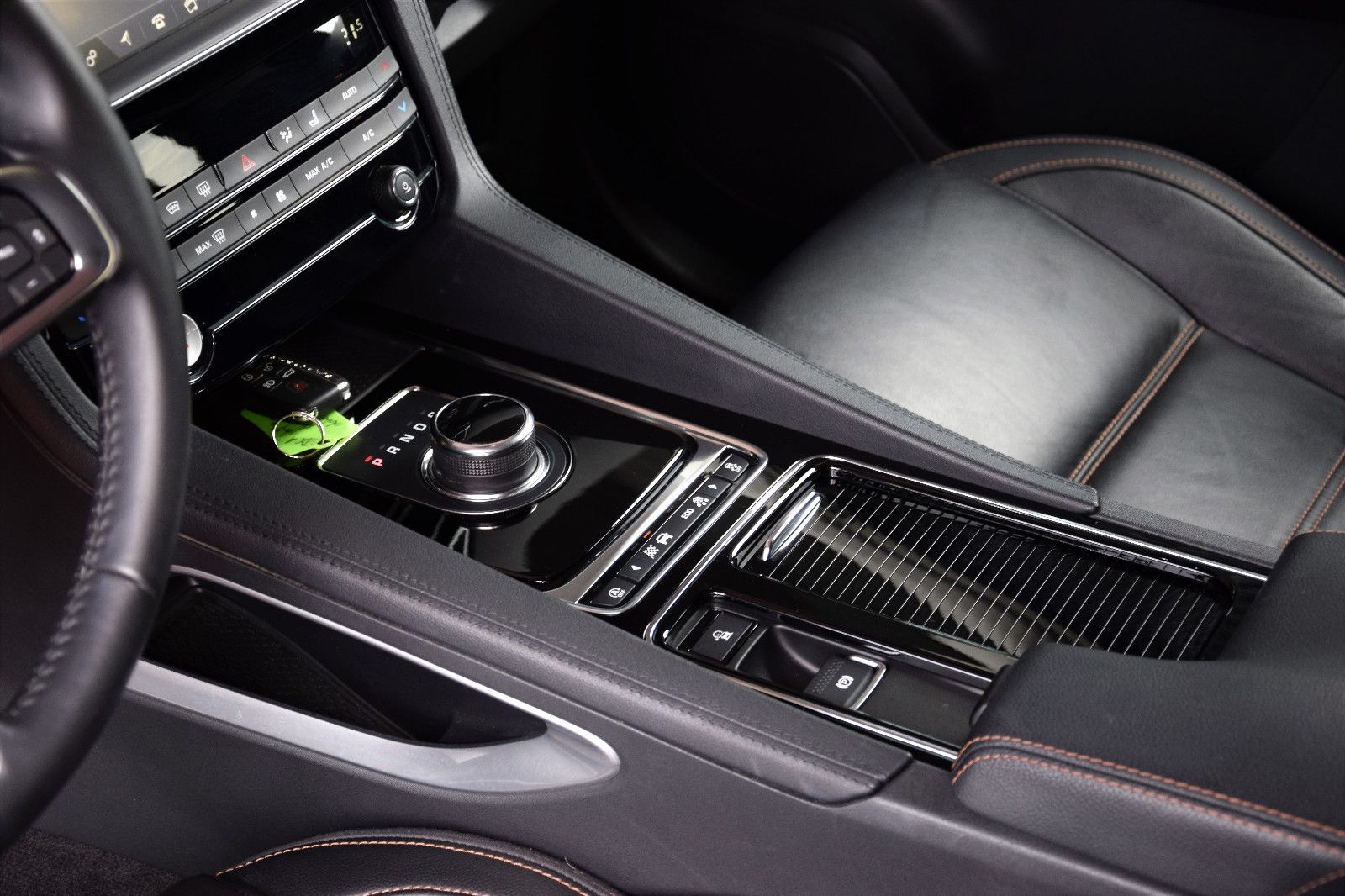 Fahrzeugabbildung Jaguar F-PACE Prestige Leder Navi Kamera ACC Xenon