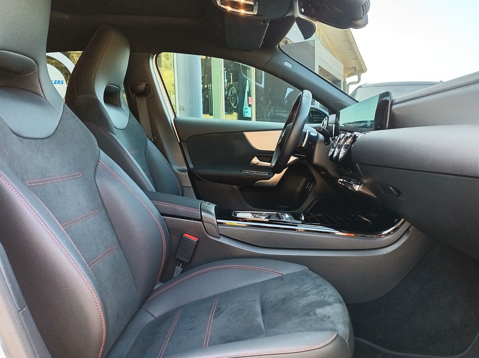 Fahrzeugabbildung Mercedes-Benz A 250 e+AMG LINE+PANO+360*KAMERA+DISTRONIC+SH+++