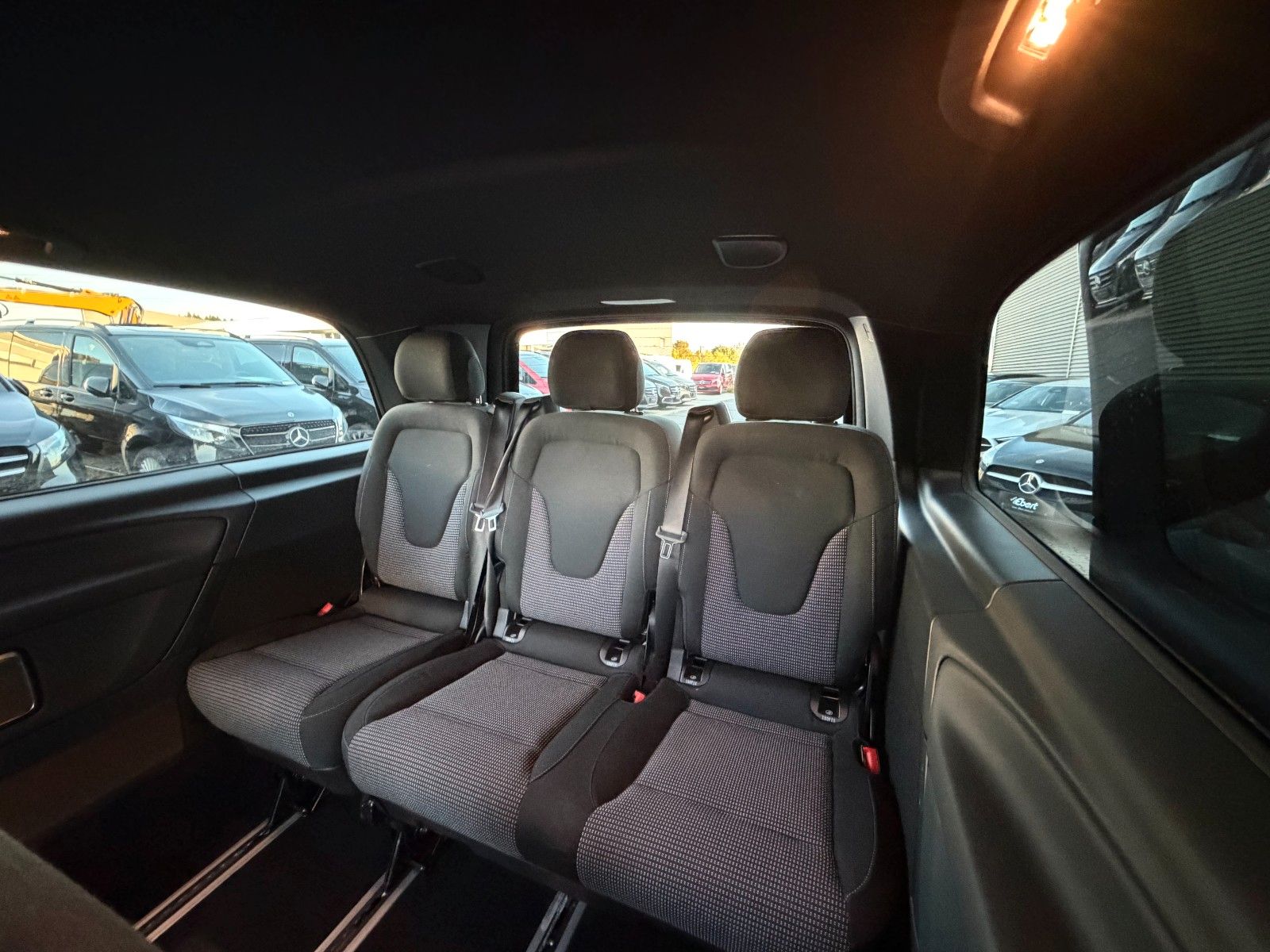 Fahrzeugabbildung Mercedes-Benz V 300 d 4MATIC STYLE AMG DISTRONIC MULTIBEAM
