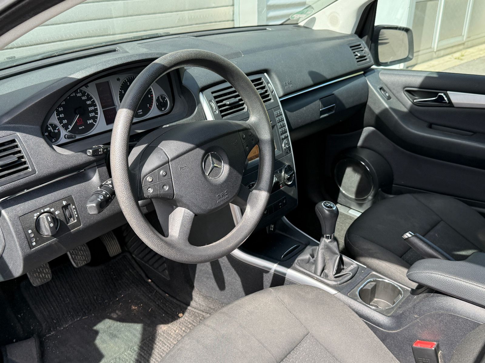 Fahrzeugabbildung Mercedes-Benz B 180 1.7 Benziner Klimaanlage Navi Tempomat SHZ