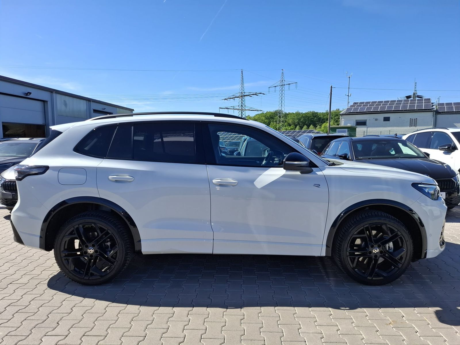 Fahrzeugabbildung Volkswagen Tiguan 2.0 TDI 4M R-Line BLACK*PAN*HK*AHK*MATRIX