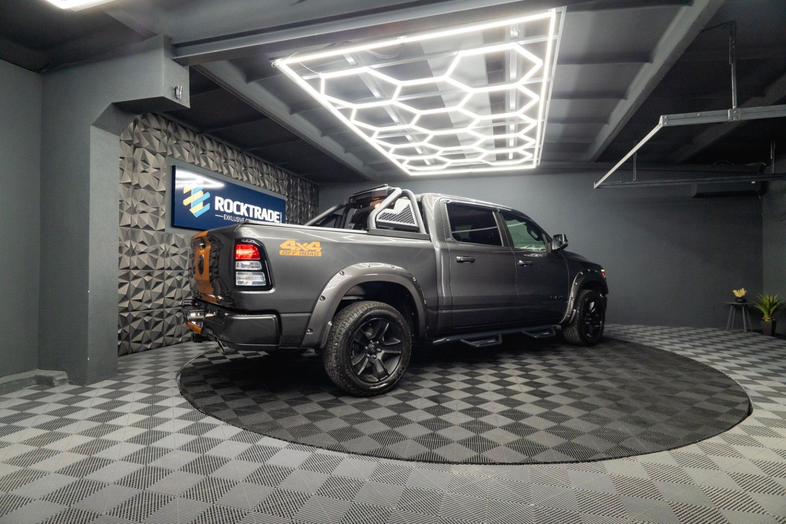 Fahrzeugabbildung Dodge RAM 5.7 V8 HEMI 4x4 OFFROAD Night Limited 19%
