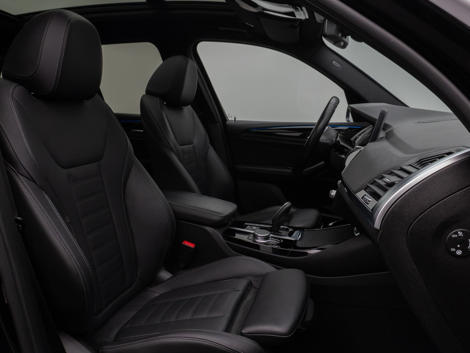 Fahrzeugabbildung BMW X3 xD30e Panorama HUD DAB HiFi Komfort Sport 20"