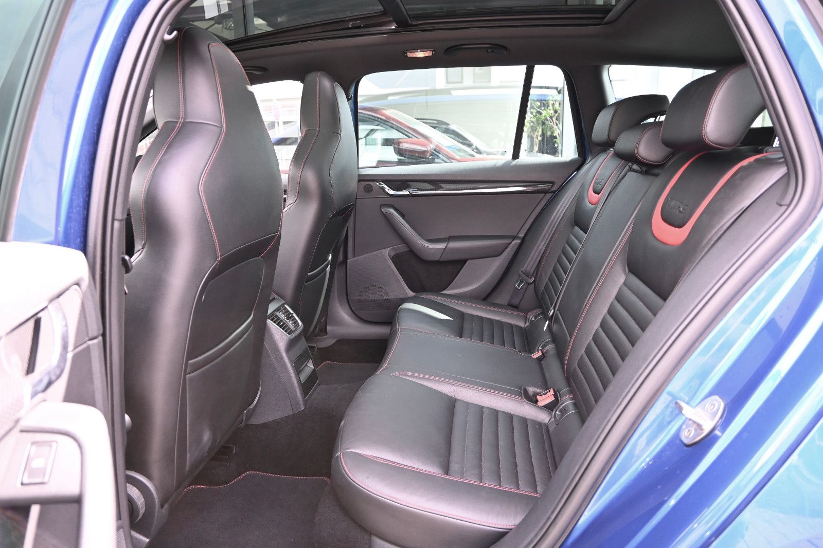 Fahrzeugabbildung SKODA Octavia 2.0 TDI Green tec DSG RS Combi °AHK°STHZ