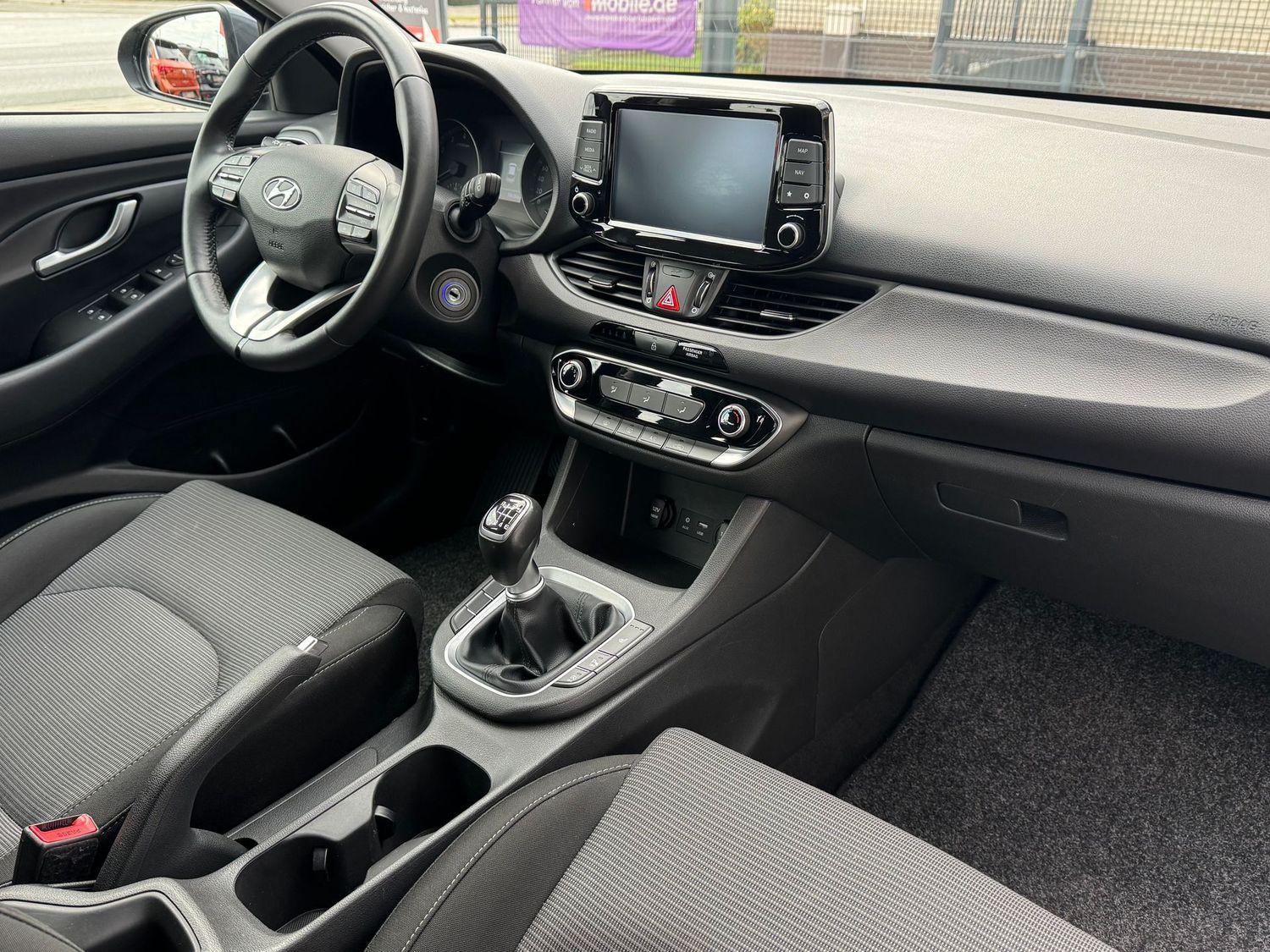 Hyundai i30 Select Kamera CarPlay Navi SHZ Tempom.
